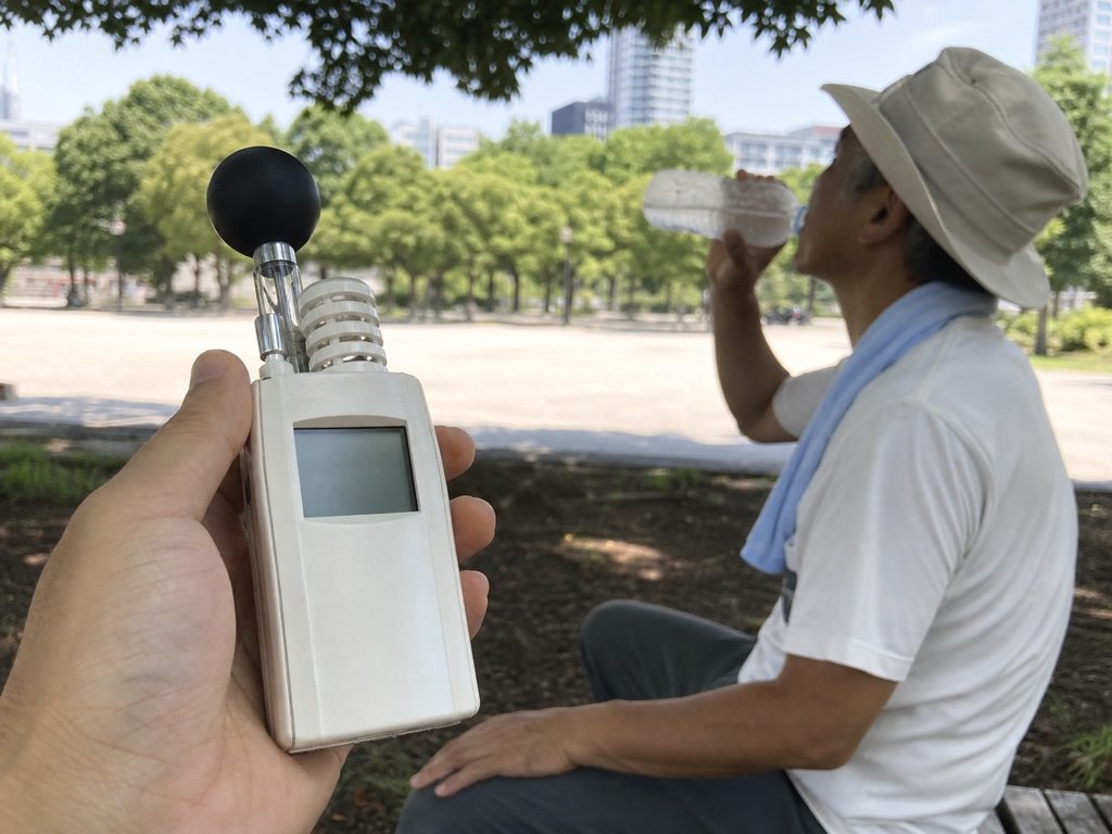 黒球付きのWBGT（暑さ指数）計で屋外の暑さを計測する
